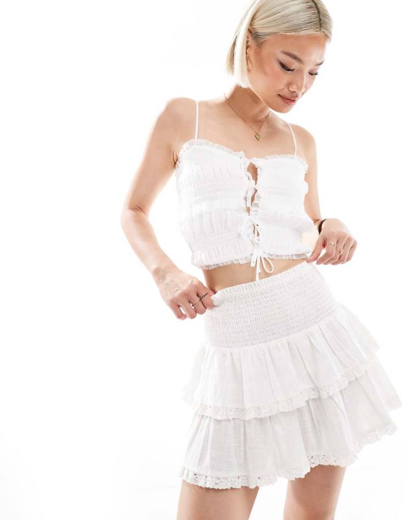 New Look - Gesmokter Rüschen-Minirock in Creme-Weiß von New Look