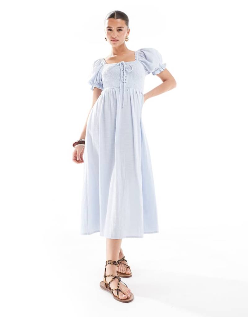 New Look - Gesmoktes Midikleid in Blau mit Bindedetails vorn New Look - Gesmoktes Midikleid in Blau mit Bindedetails vorn von New Look