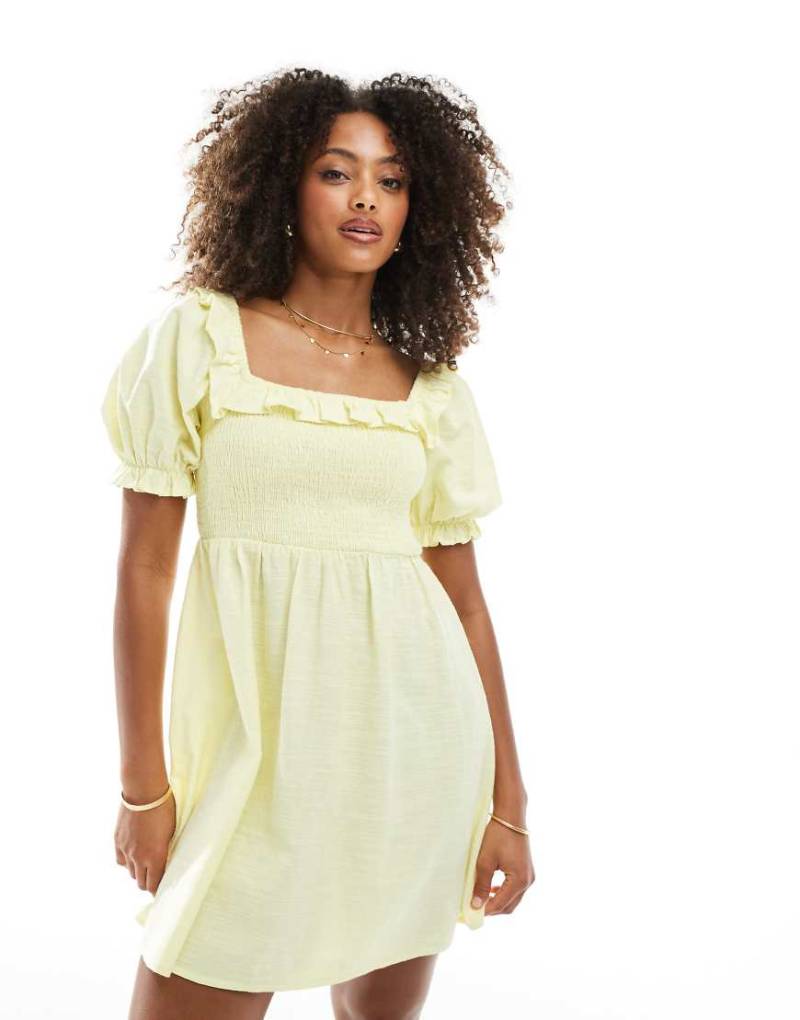 New Look - Gesmoktes Minikleid in Gelb mit Rüschen von New Look