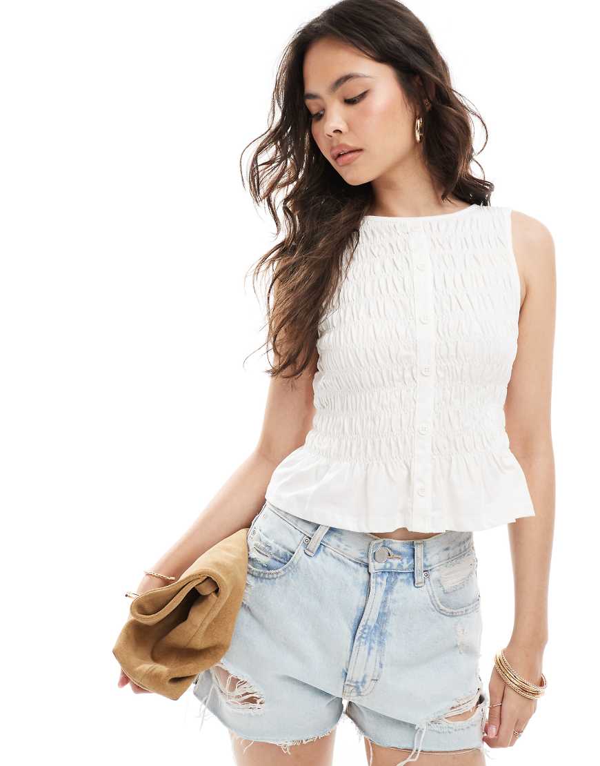 New Look - Gesmoktes Trägertop in Weiß mit Knopfleiste von New Look