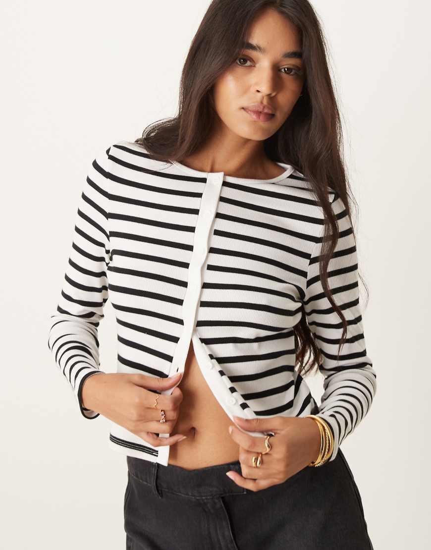 New Look - Gestreifte Strickjacke mit Rundhalsausschnitt-Weiß von New Look