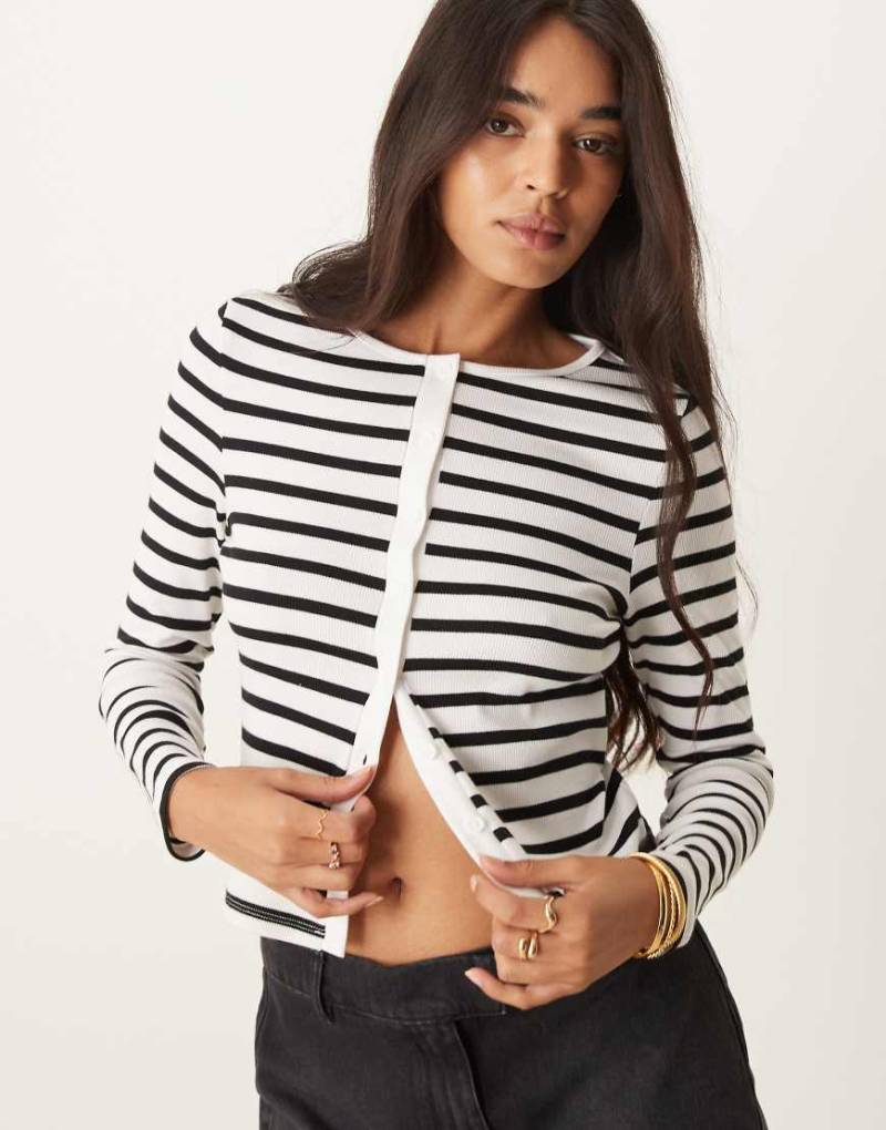 New Look - Gestreifte Strickjacke mit Rundhalsausschnitt-Weiß von New Look