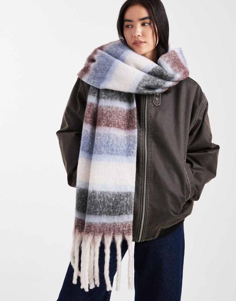 New Look - Gestreifter Grobstrick-Schal in Blau von New Look