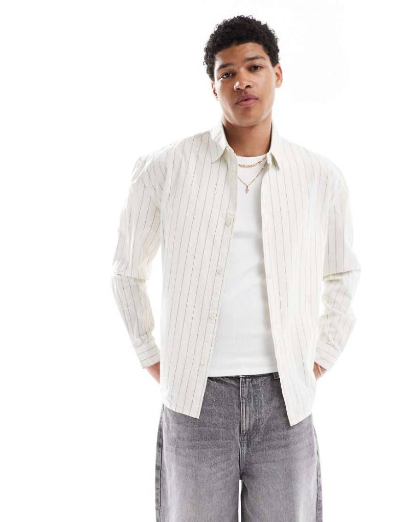 New Look - Gestreiftes Oversize-Hemd in gebrochenem Weiß von New Look