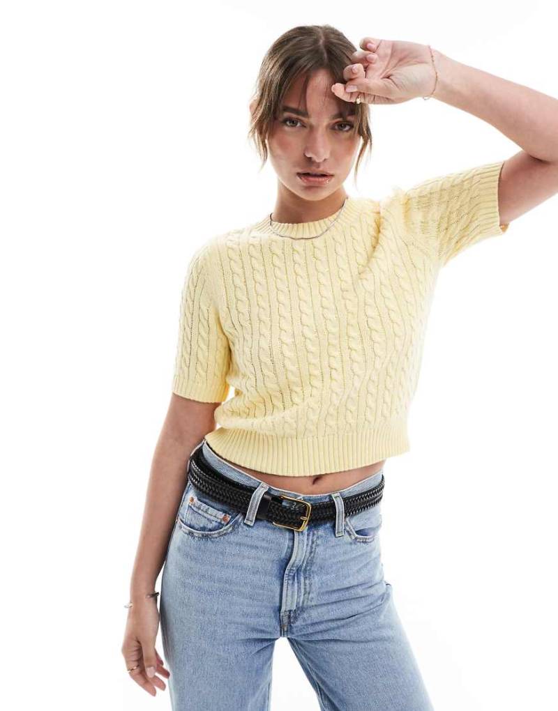 New Look - Gestricktes T-Shirt in Gelb mit Zopfmuster von New Look