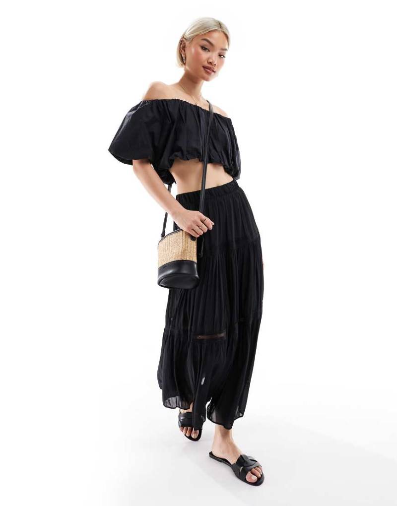New Look - Gestufter Midirock in Schwarz mit Knitterstruktur und Spitzeneinsatz von New Look