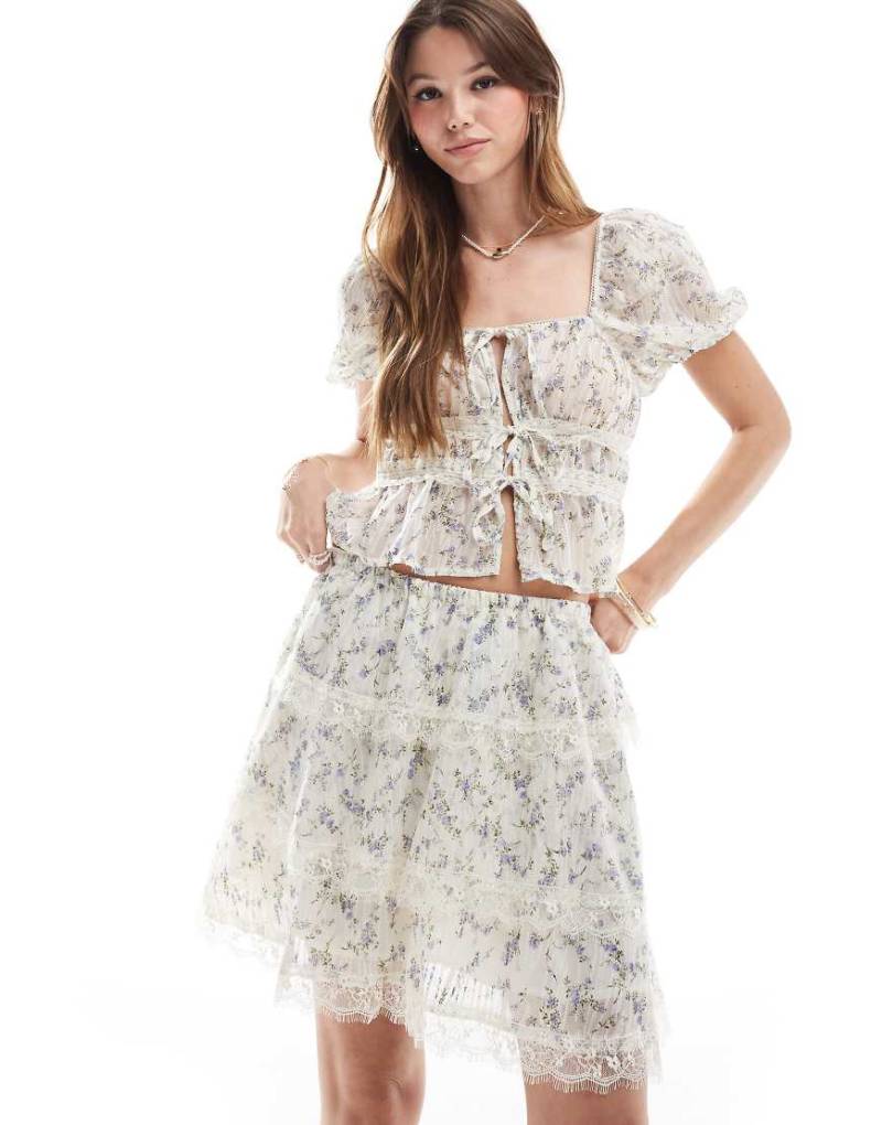 New Look - Gestufter Minirock in Cremeweiß mit Blumenmuster und Spitzensaum, Kombiteil von New Look