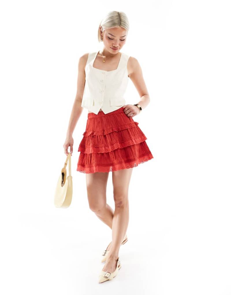 New Look - Gestufter Minirock in Rot mit Stickerei von New Look