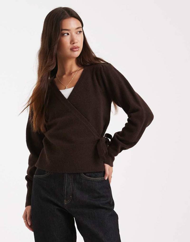 New Look - Gewickelter Pullover in Braun-Brown von New Look