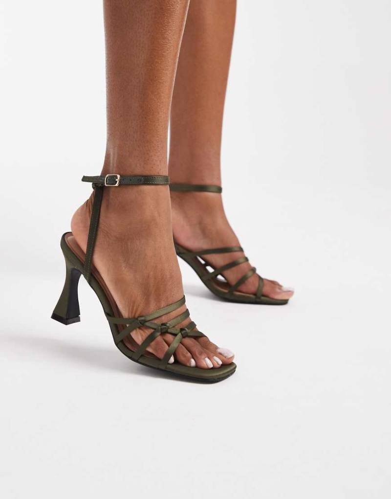 New Look - Grüne Riemchensandale mit Absatz und Knotendetail von New Look