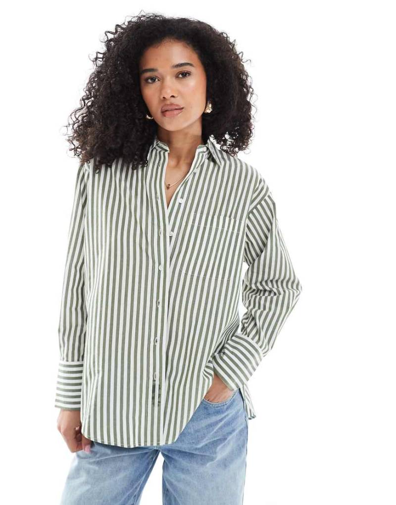 New Look - Hemdbluse in grün gestreift mit Brusttasche von New Look