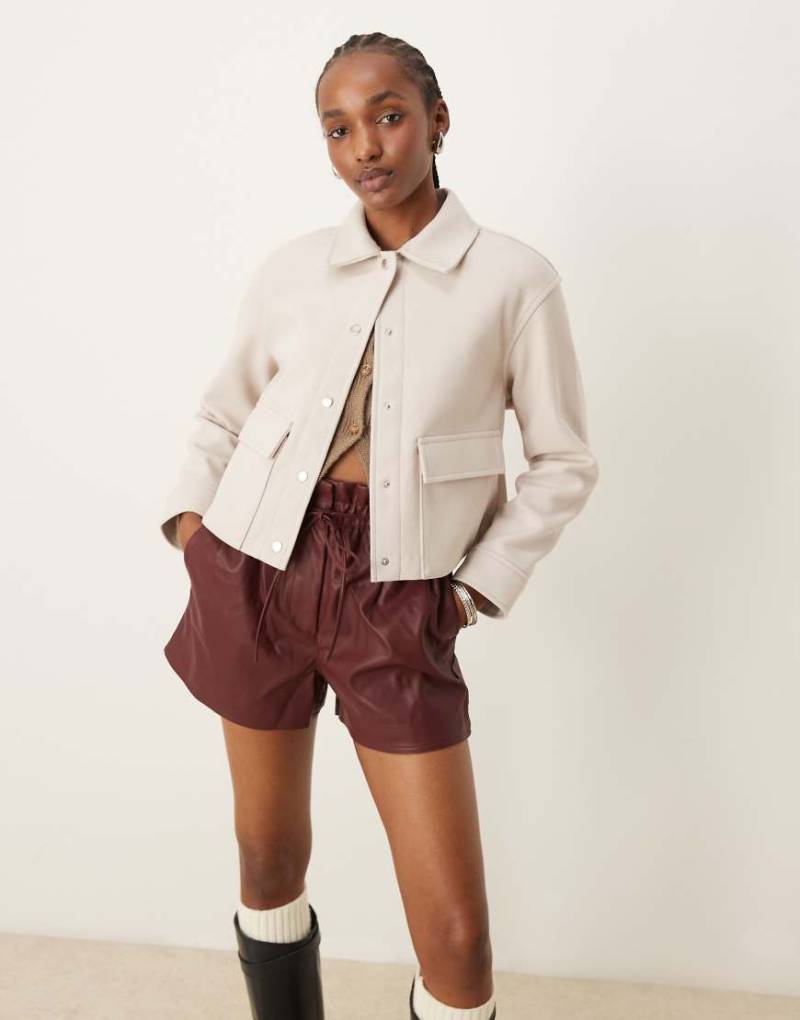 New Look - Hemdjacke in Steinbeige mit kurzem Schnitt und Taschen-Neutral von New Look