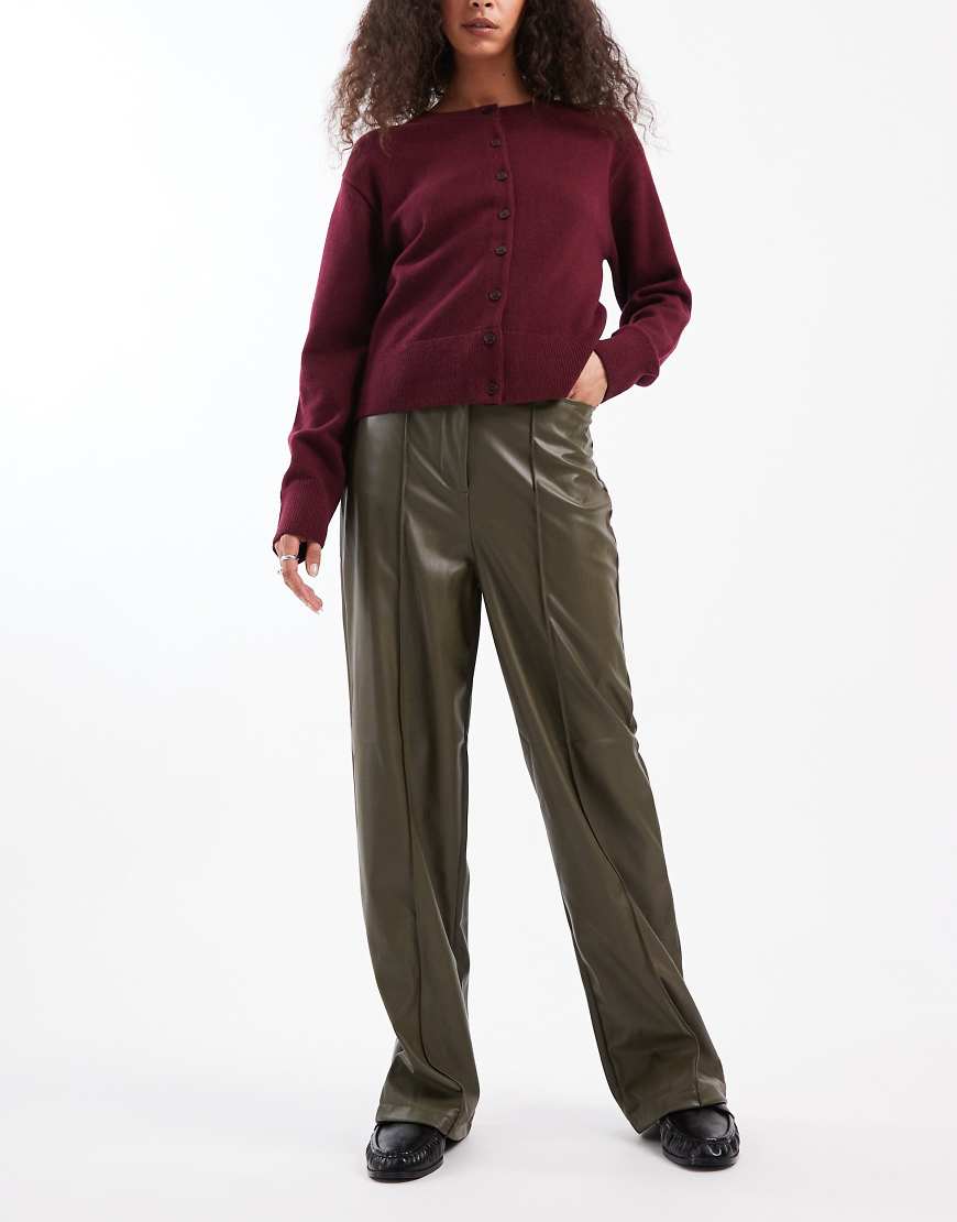 New Look - Hose aus khaki Kunstleder mit weitem Bein-Grün von New Look