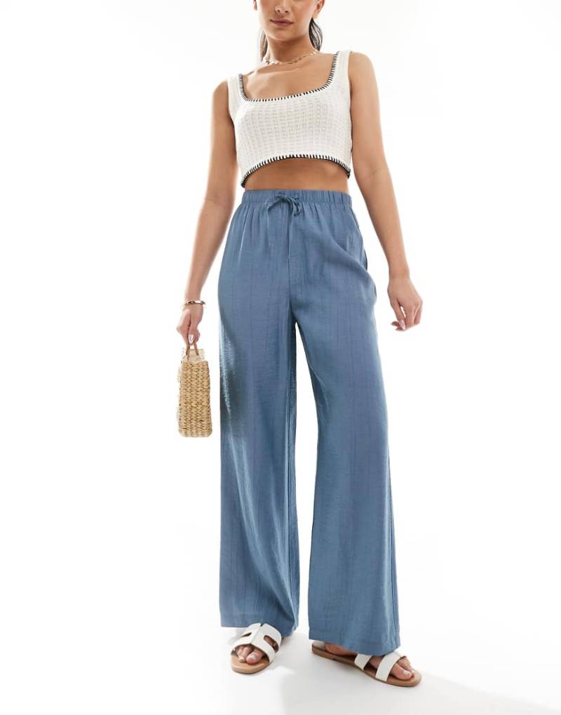 New Look - Hose in Mittelblau mit weitem Bein und Knitterstruktur von New Look