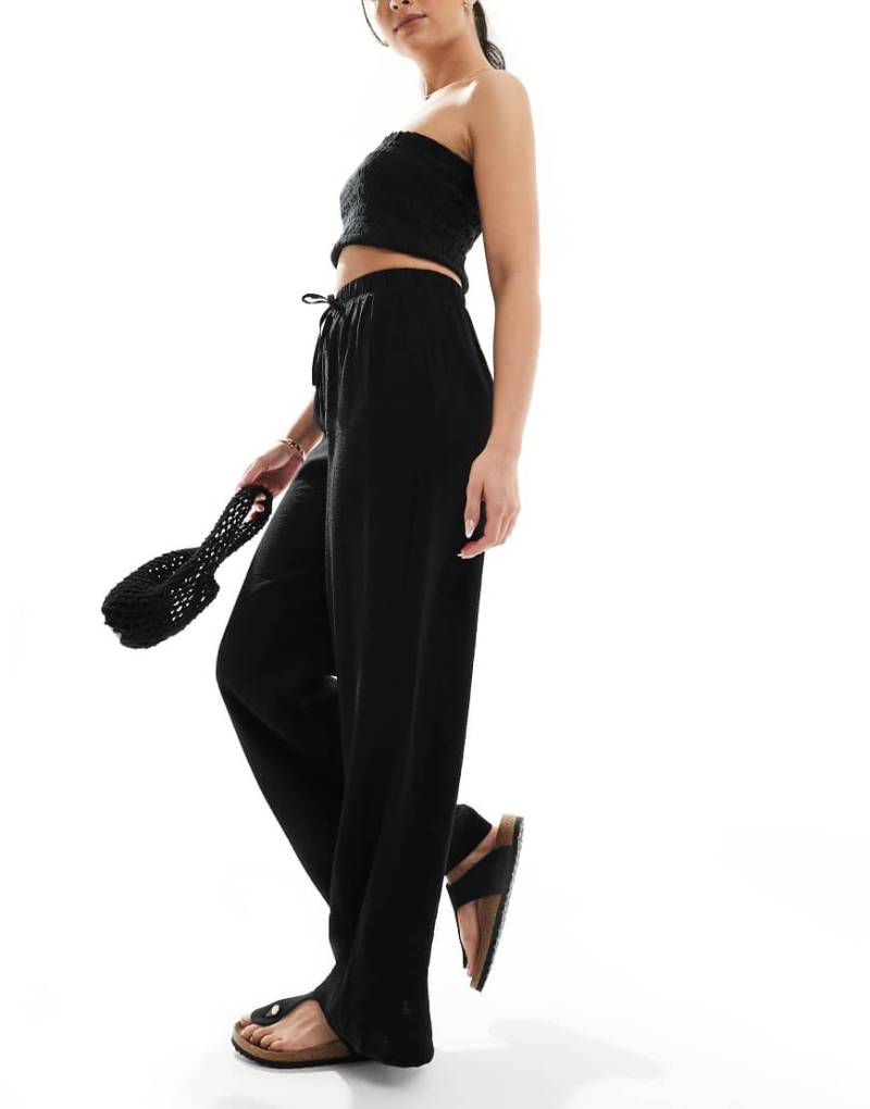 New Look - Hose in Schwarz mit weitem Bein und Knitterstruktur von New Look