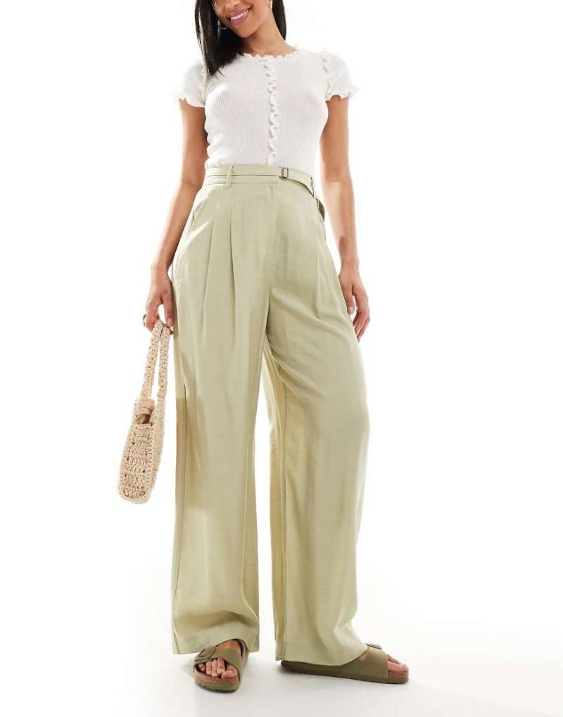 New Look - Hose in hellem Khaki mit weitem Bein und Gürtel-Grün von New Look