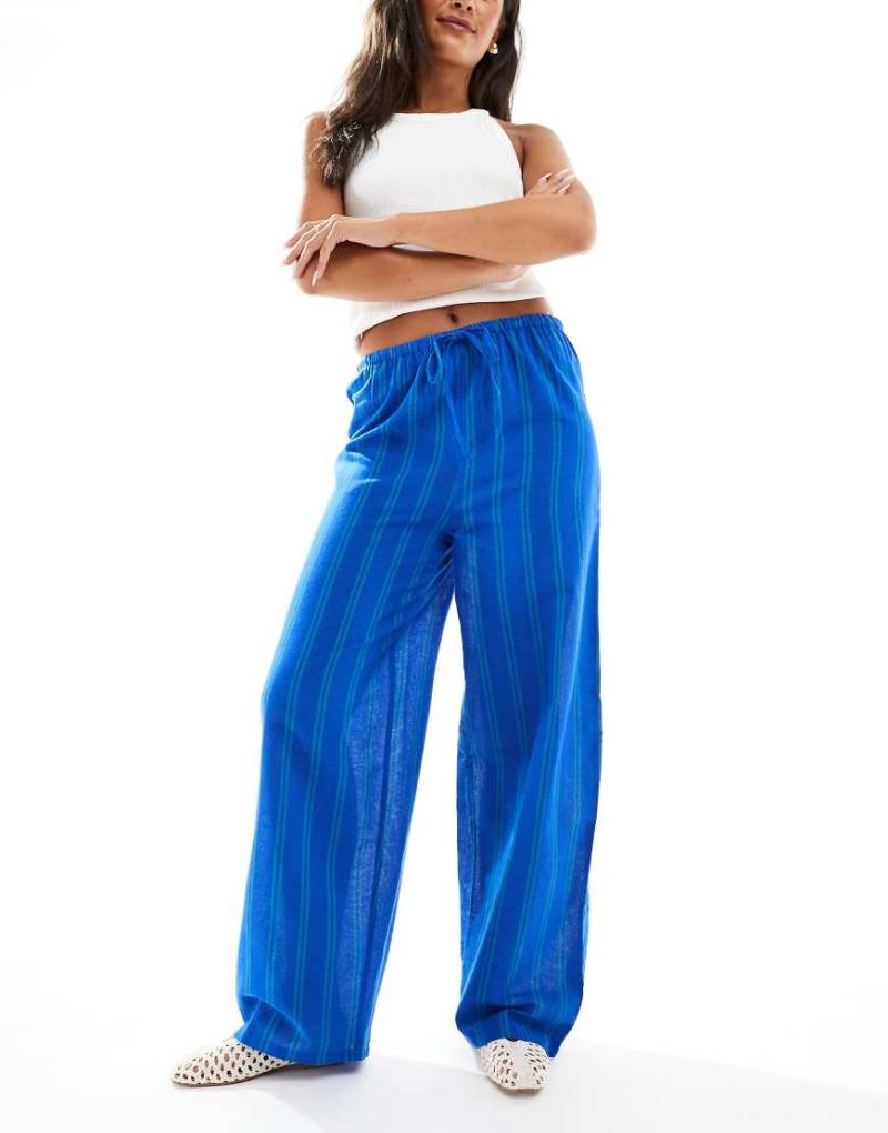 New Look - Hose mit weitem Schnitt in grün und blau gestreift von New Look