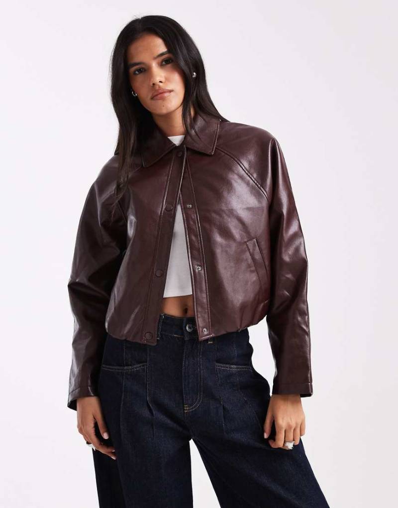 New Look - Jacke aus Kunstleder in Burgunderrot mit Ballonsaum von New Look