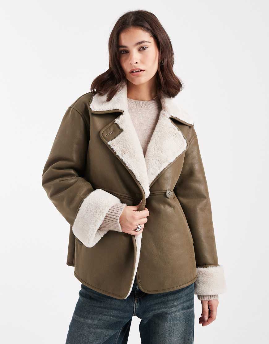 New Look - Jacke aus Kunstpelzmix in Khaki-Grün von New Look