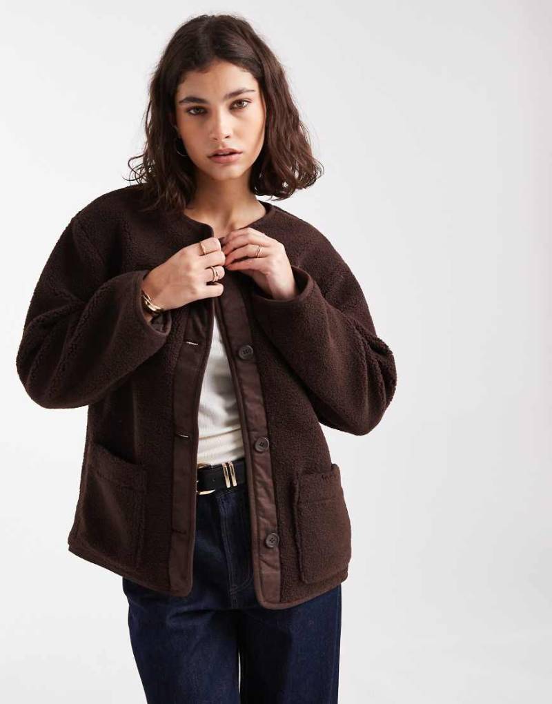 New Look - Jacke aus Teddyfell in Braun mit Knopfleiste-Brown New Look - Jacke aus Teddyfell in Braun mit Knopfleiste-Brown von New Look