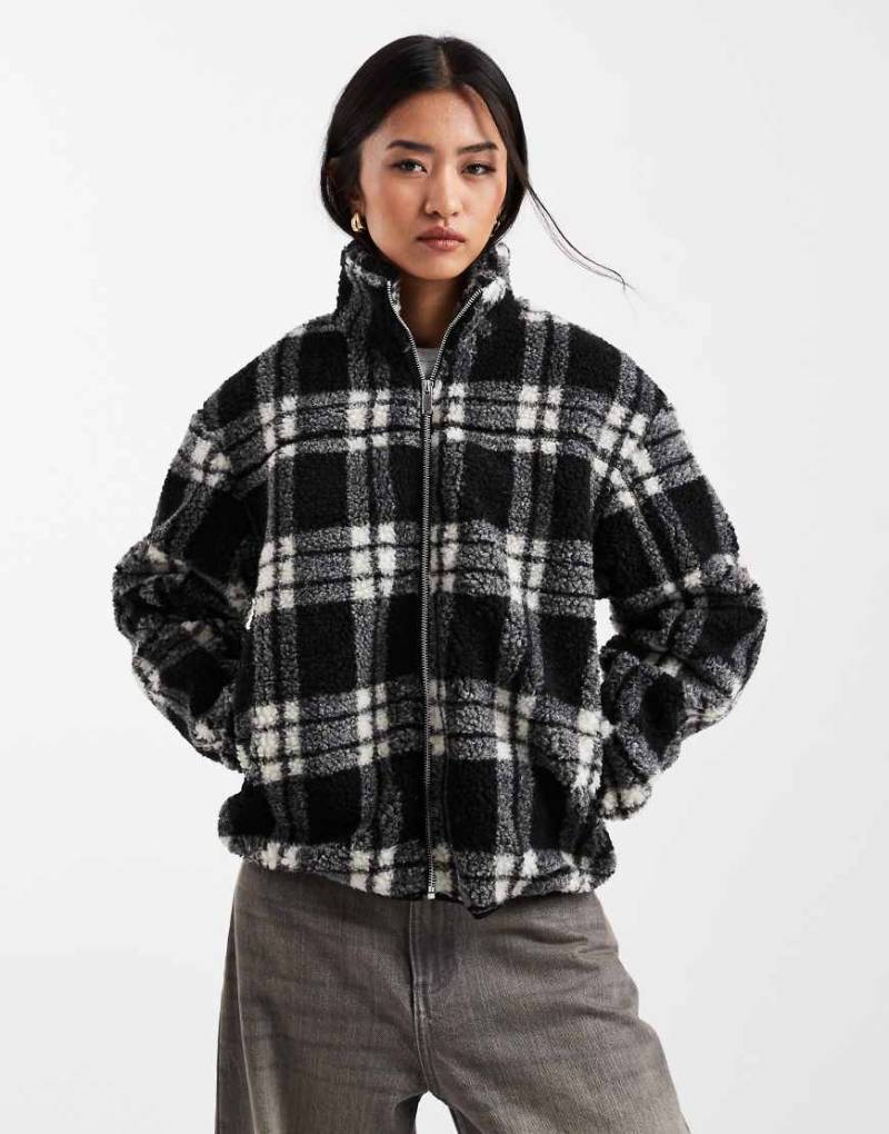 New Look - Jacke aus Teddyfell in Creme mit Karomuster-Brown von New Look