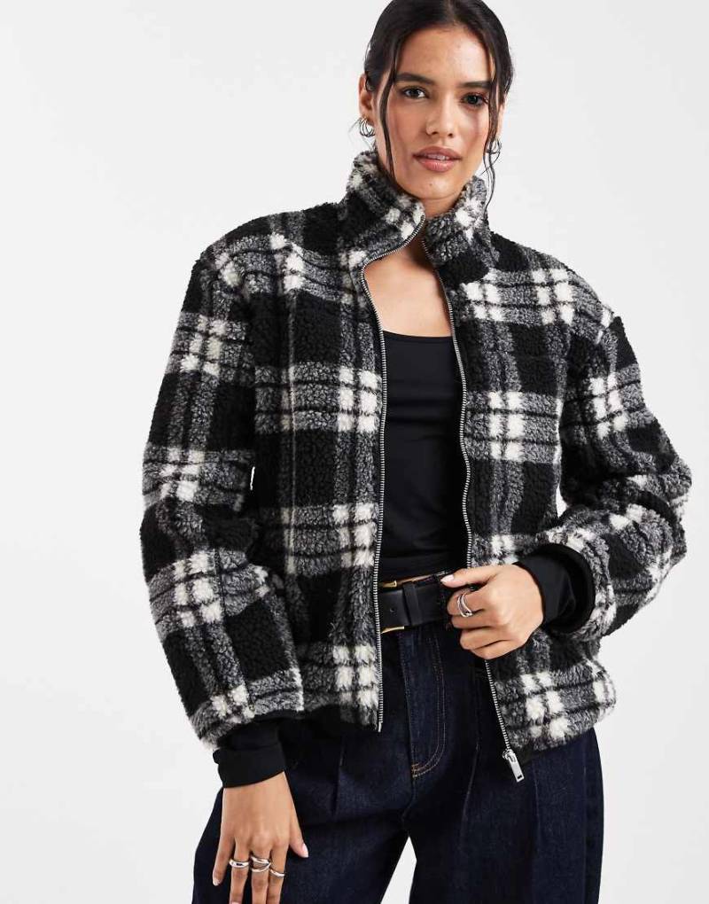 New Look - Jacke aus Teddyfell in Creme mit Karomuster-Brown von New Look