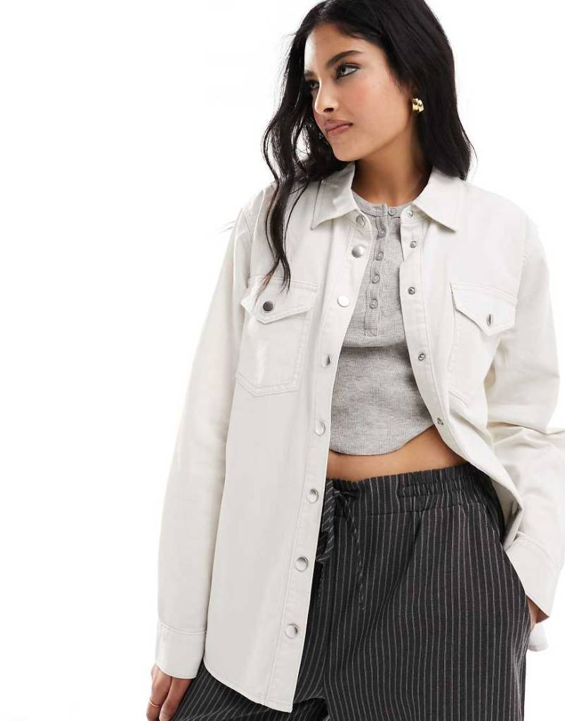 New Look - Jeans-Hemdjacke in Wollweiß von New Look