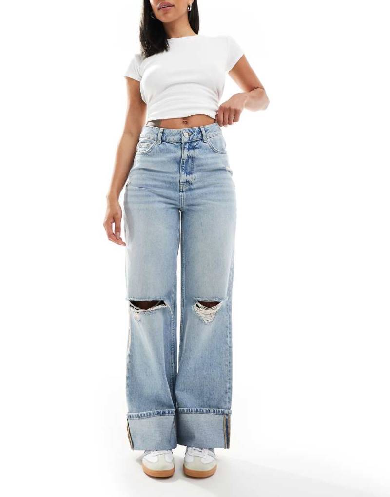 New Look - Jeans in Hellblau mit weitem Bein, Zierrissen und Umschlag von New Look