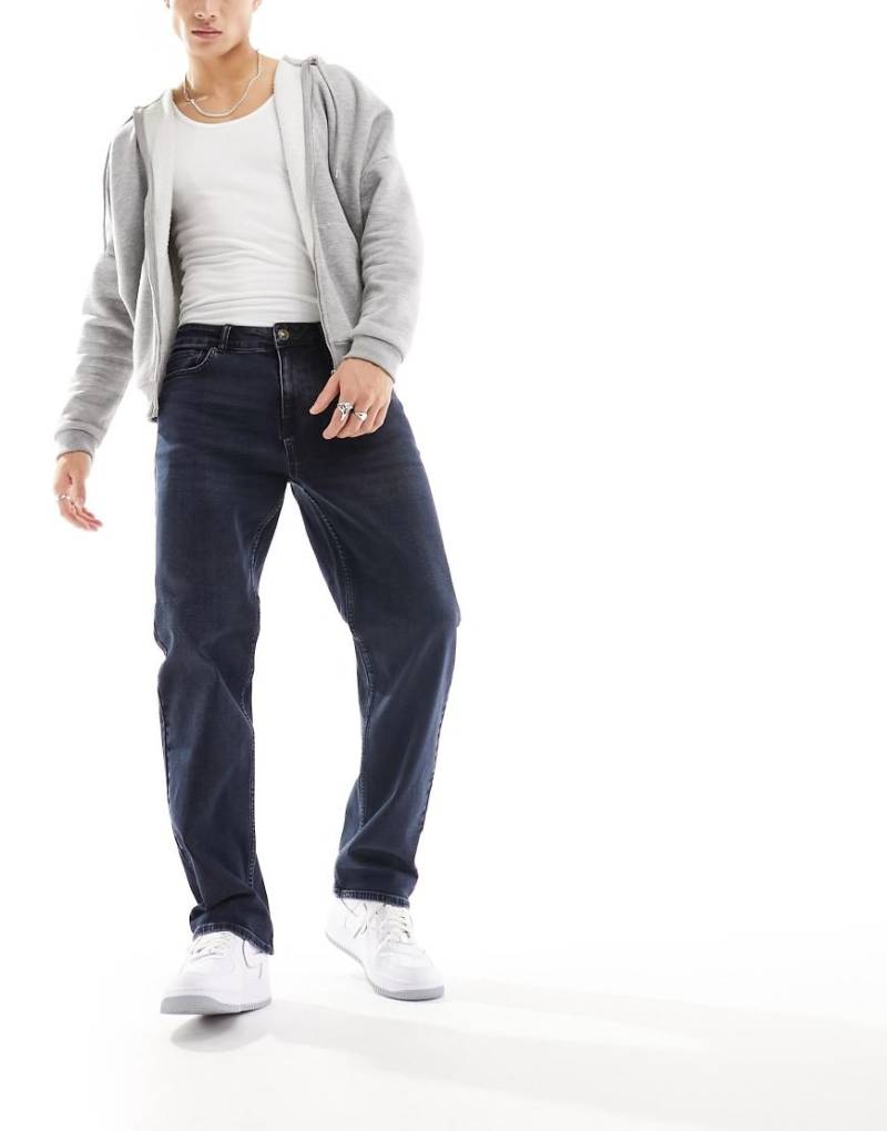 New Look - Jeans in dunkler Indigo-Waschung mit lockerem, geradem Schnitt-Blau von New Look