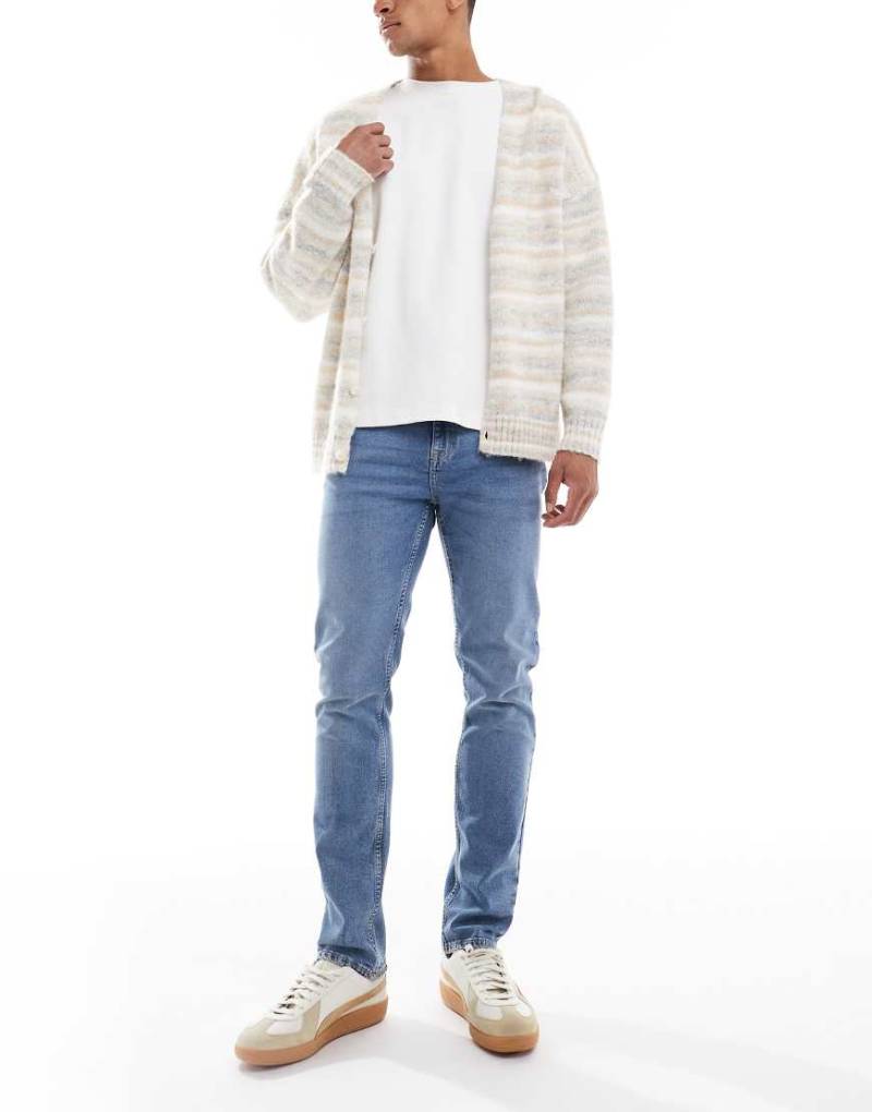 New Look - Jeans in mittelblauer Waschung mit schmalem Schnitt von New Look