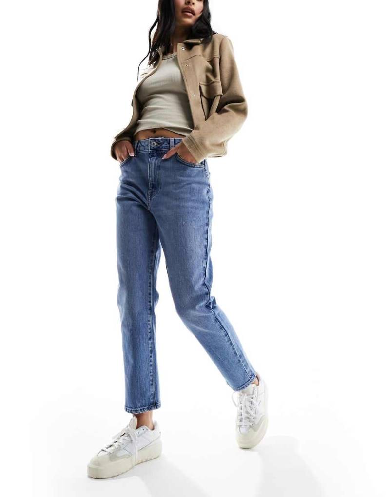 New Look - Jeans mit geradem Schnitt in mittelblauer Waschung von New Look