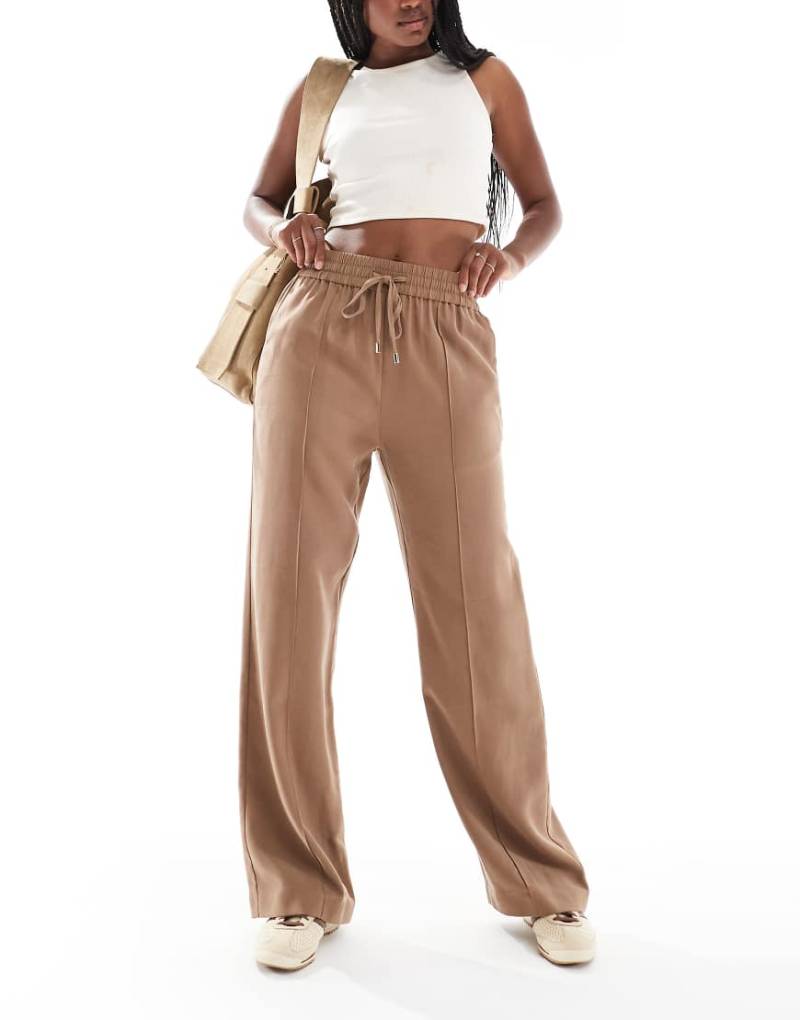 New Look - Jogginghose aus Webstoff in Hellbraun mit weitem Bein von New Look