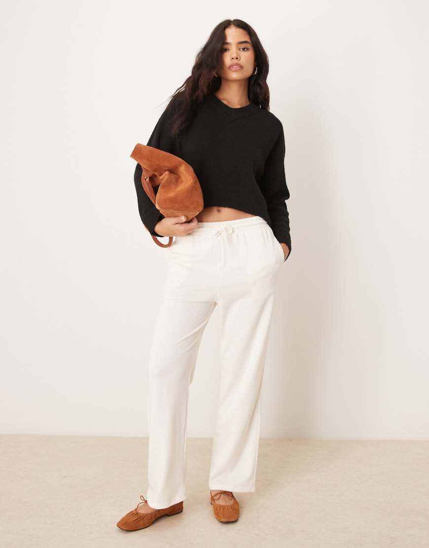 New Look - Jogginghose in gebrochenem Weiß mit weitem Schnitt von New Look