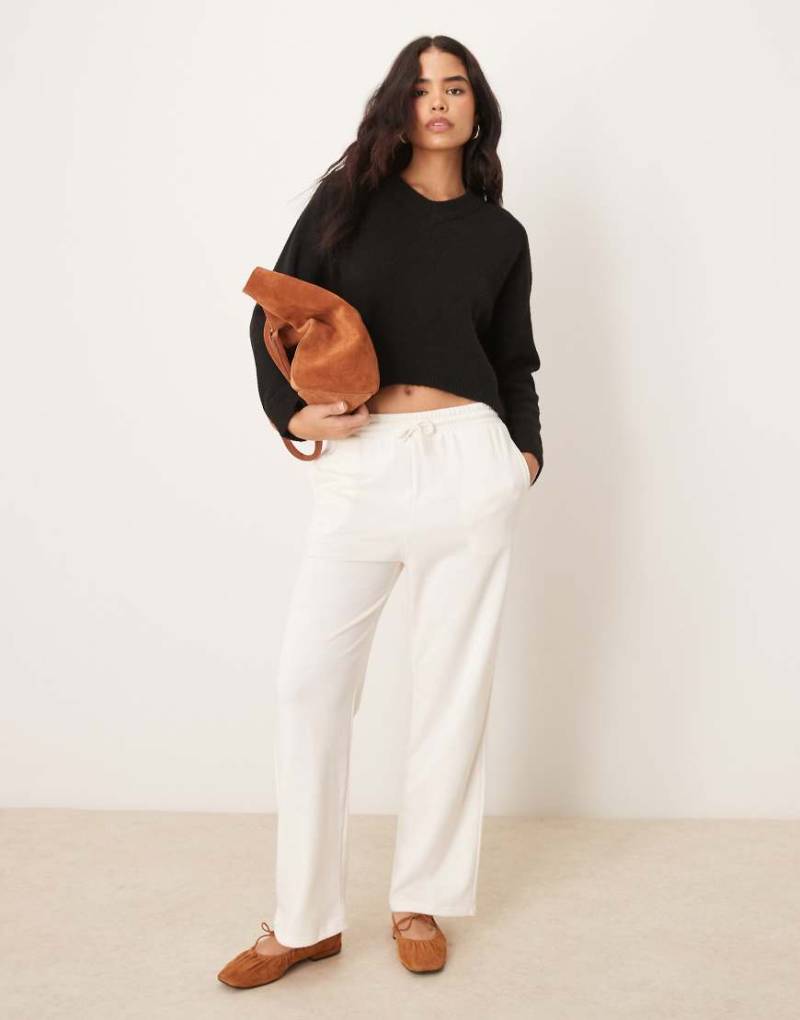 New Look - Jogginghose in gebrochenem Weiß mit weitem Schnitt New Look - Jogginghose in gebrochenem Weiß mit weitem Schnitt von New Look
