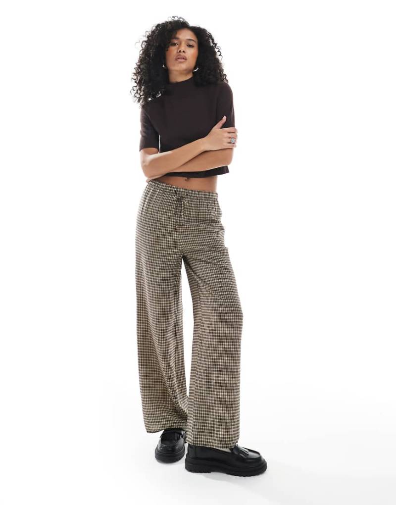 New Look - Karierte Hose in Braun mit weitem Schnitt von New Look