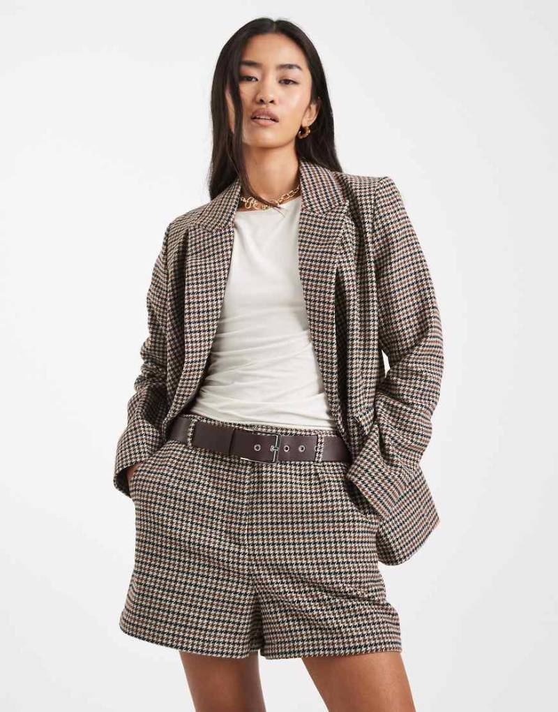 New Look - Karierte Shorts in Braun mit Gürtel, Kombiteil-Brown New Look - Karierte Shorts in Braun mit Gürtel, Kombiteil-Brown von New Look