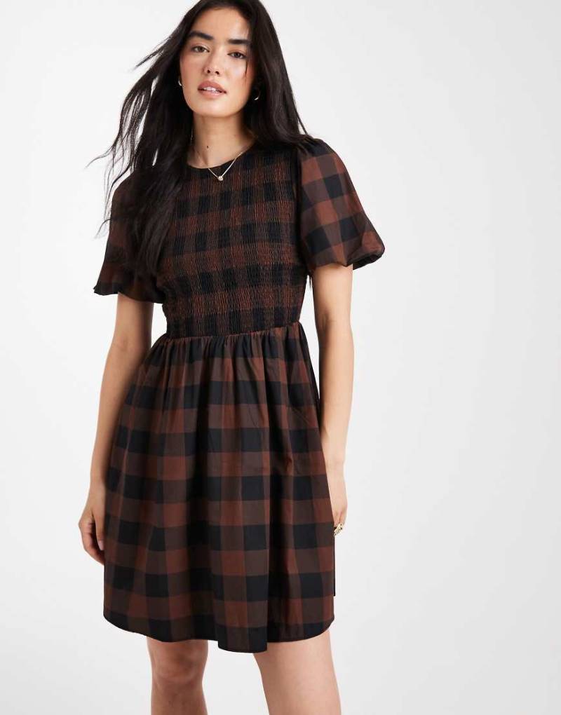 New Look - Kariertes, gesmoktes Minikleid in Braun-Brown von New Look