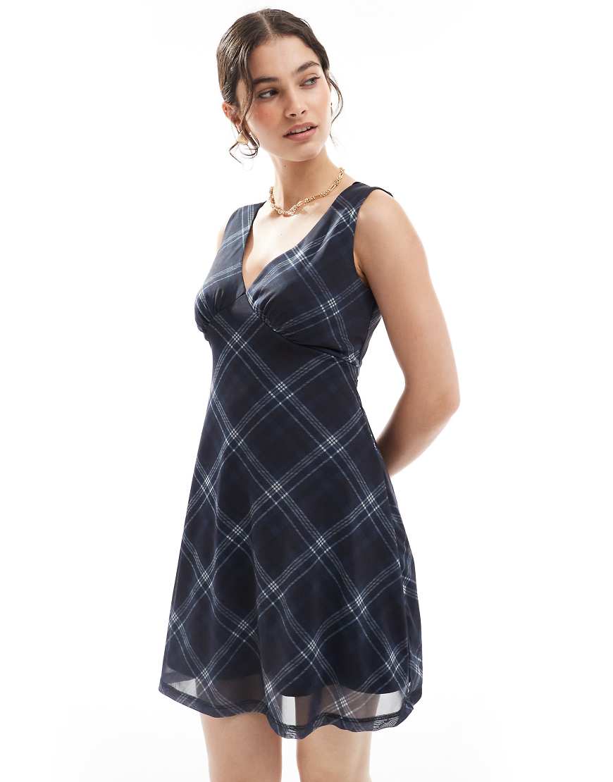 New Look - Kariertes Netzstoff-Minikleid in Blau mit V-Ausschnitt New Look - Kariertes Netzstoff-Minikleid in Blau mit V-Ausschnitt von New Look