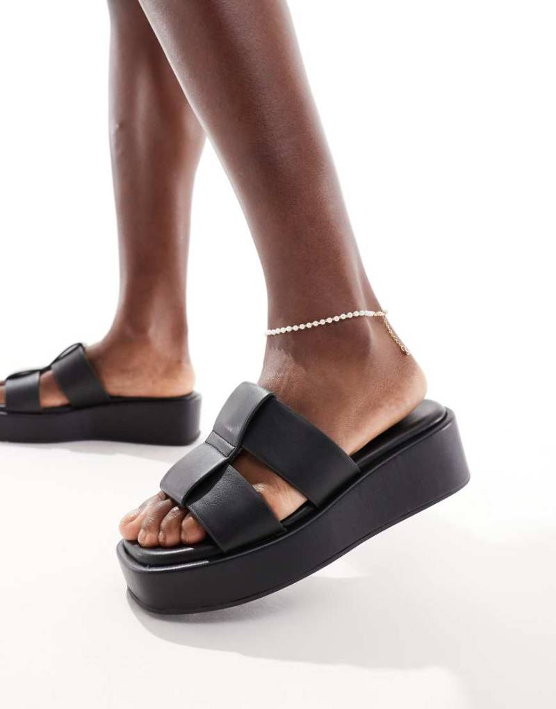 New Look - Klobige Sandalen im 90er-Stil in Schwarz mit flacher Plateausohle von New Look