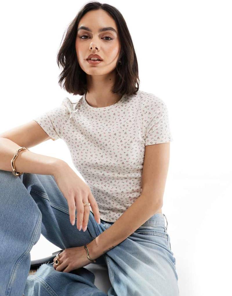 New Look - Knapp geschnittenes T-Shirt in Cremeweiß mit Blümchenmuster von New Look