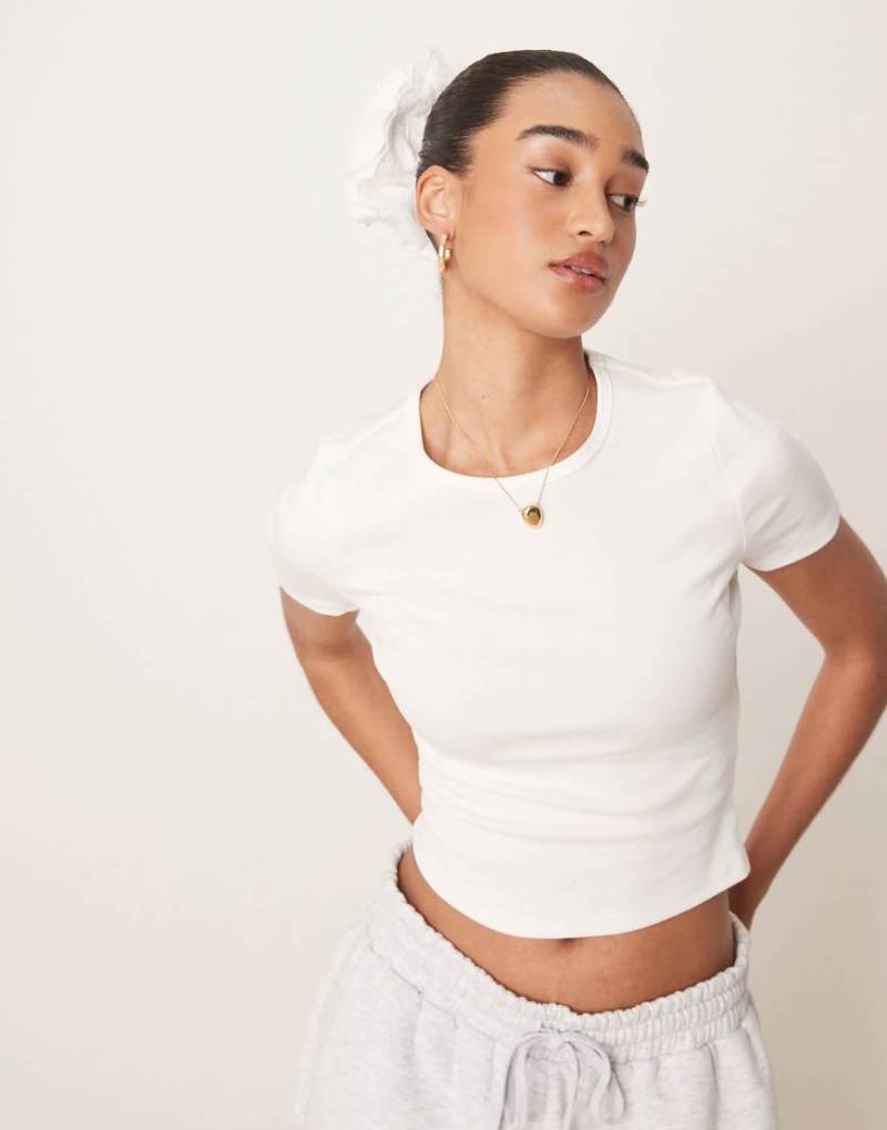 New Look - Knapp geschnittenes T-Shirt in Cremeweiß von New Look