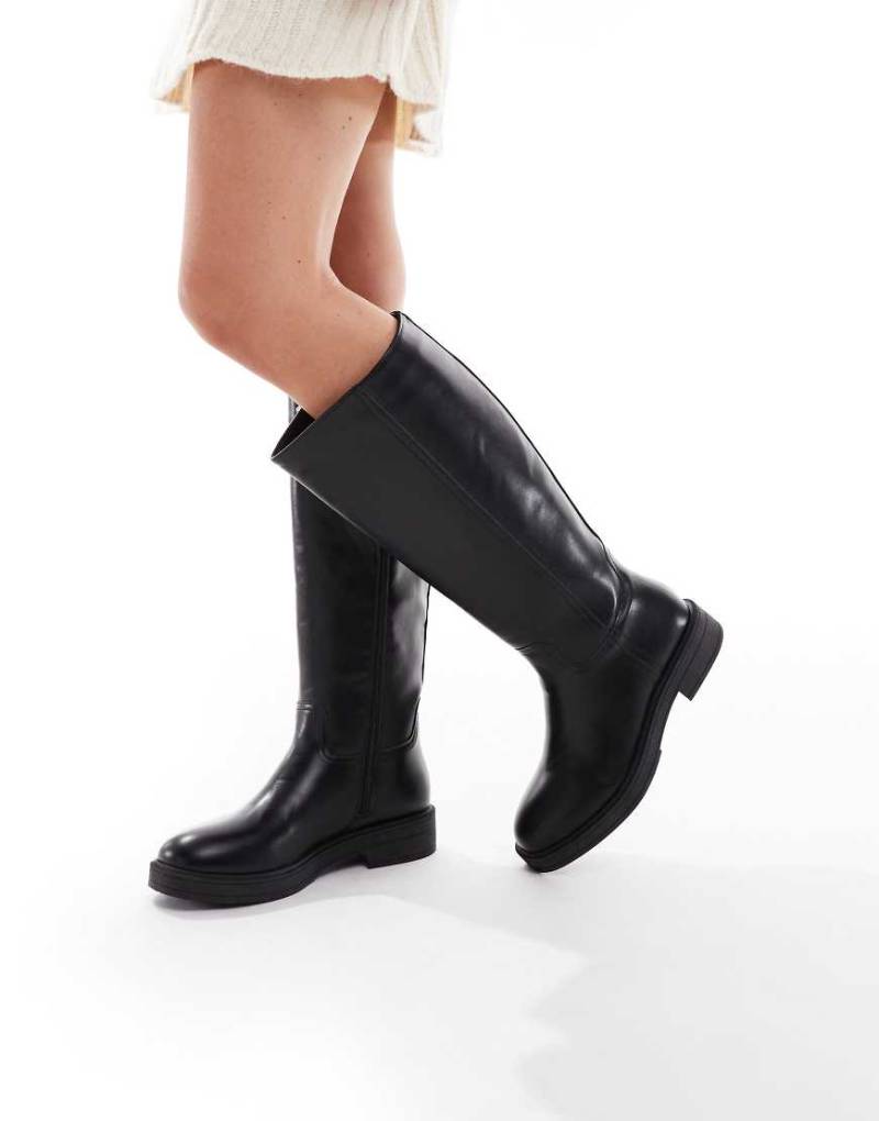 New Look - Kniehohe Reitstiefel aus Kunstleder in Schwarz von New Look