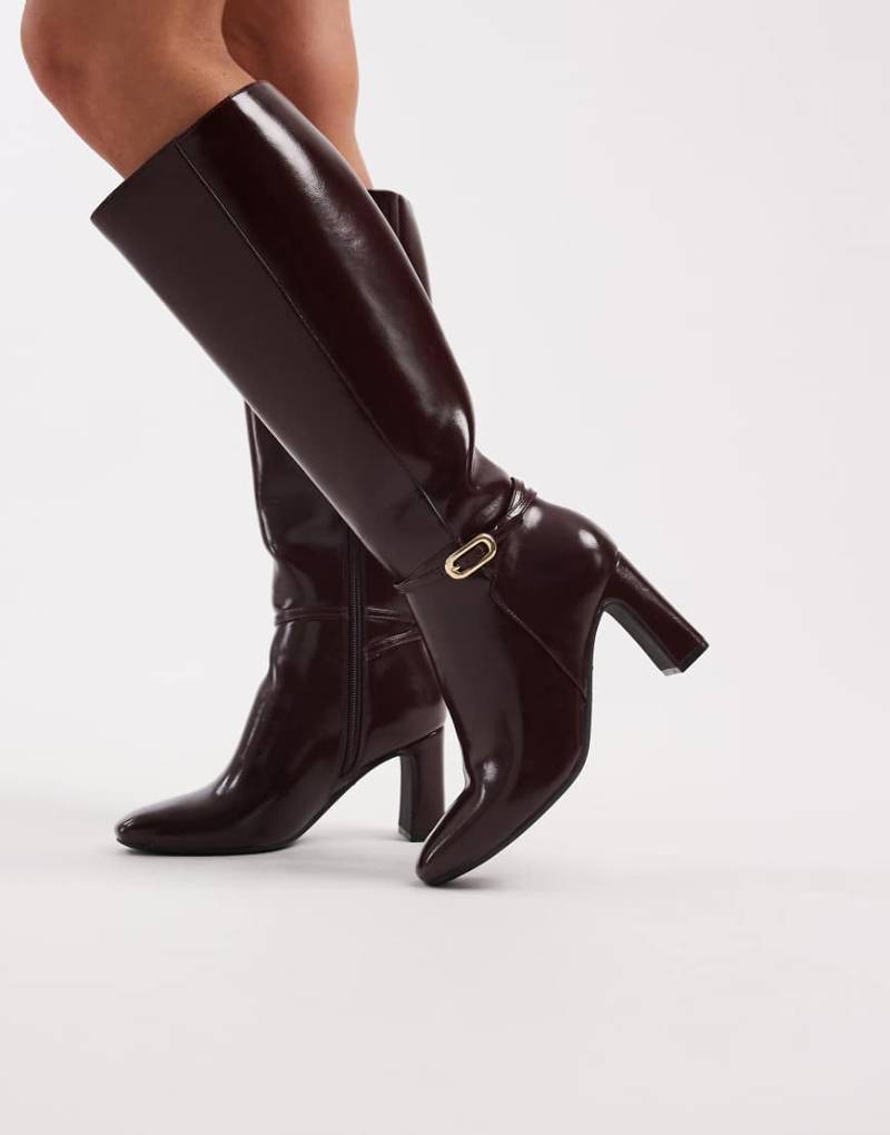 New Look - Kniehohe Stiefel aus Kunstleder in Burgunderrot mit Blockabsatz von New Look