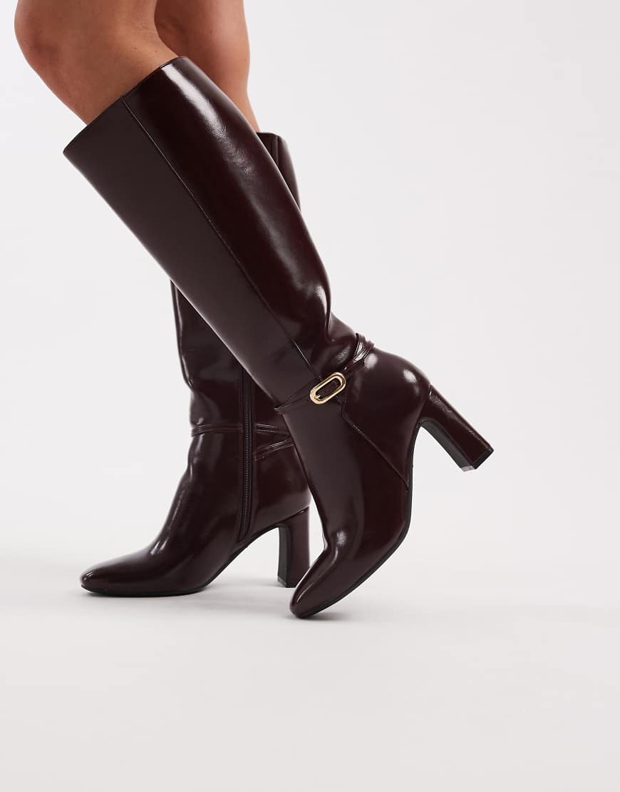 New Look - Kniehohe Stiefel aus Kunstleder in Burgunderrot mit Blockabsatz von New Look