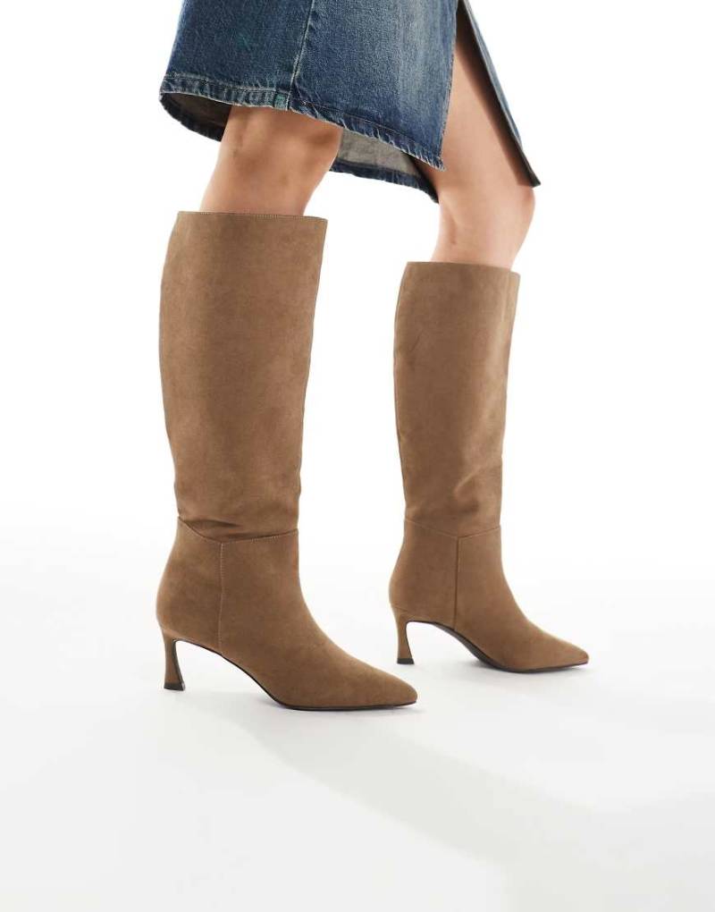 New Look - Kniehohe Stiefel aus Wildlederimitat in Kamelbraun mit Absatz-Neutral von New Look