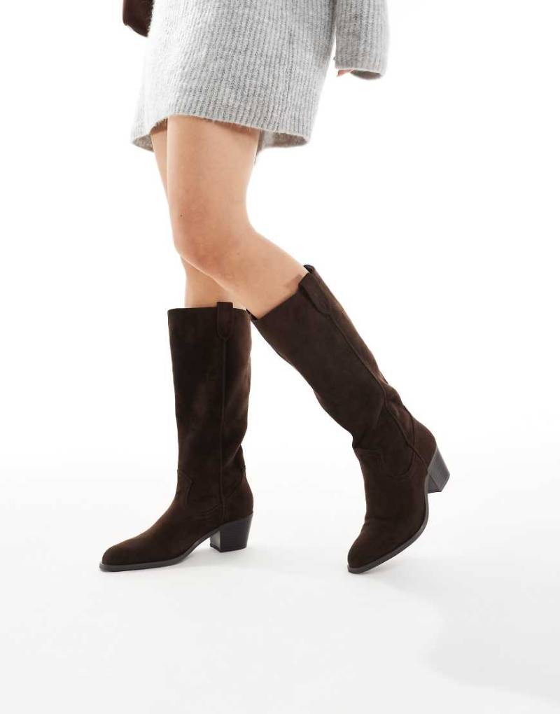 New Look - Kniehohe Westernstiefel aus Wildlederimitat in Braun von New Look