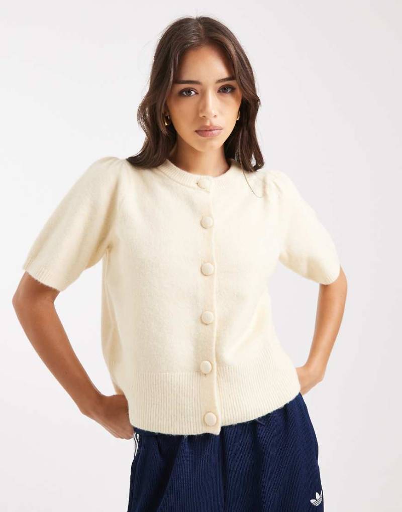 New Look - Kurzärmlige Strickjacke in Gelb mit Knopfleiste von New Look