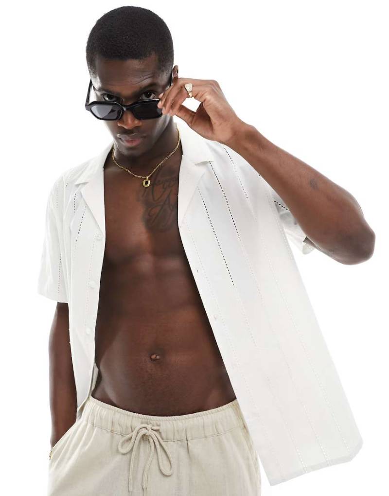 New Look - Kurzärmliges Hemd in Weiß mit Lochmuster von New Look