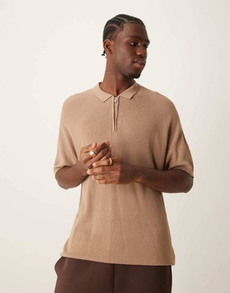 New Look - Kurzärmliges Polohemd in Camel mit kurzem Reißverschluss-Neutral von New Look