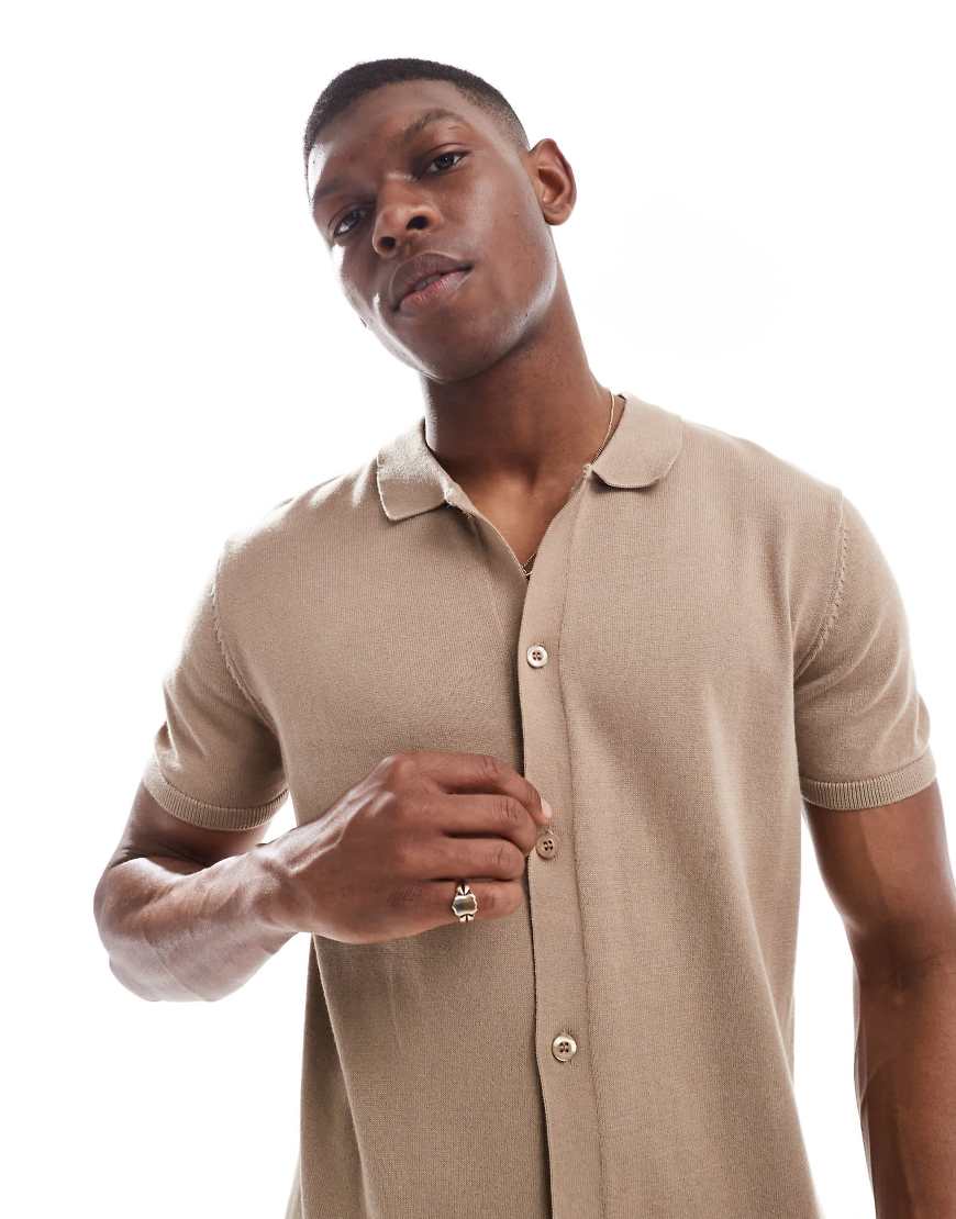 New Look - Kurzärmliges Strickhemd in Hellbraun mit Knopfleiste-Neutral von New Look